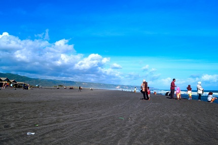 Pantai Depok, Menawan Dengan Hamparan Pasir Hitam Keren