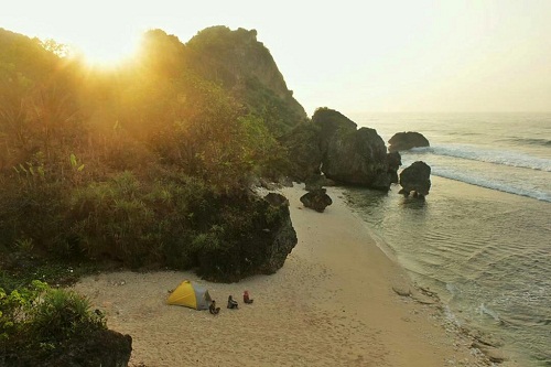 Menikmati Wisata Pantai Jogja di Pringjono Gunung Kidul photo by Andaa